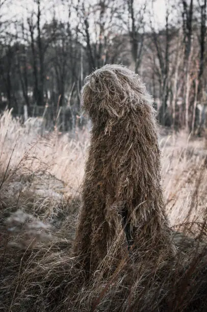 Traje ghillie de camuflaje especial para militares, francotiradores y agentes de inteligencia. En condiciones de campo.
