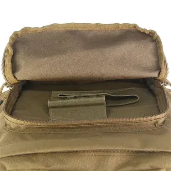 une poche zippée supérieure d'un sac à dos Coyote marron